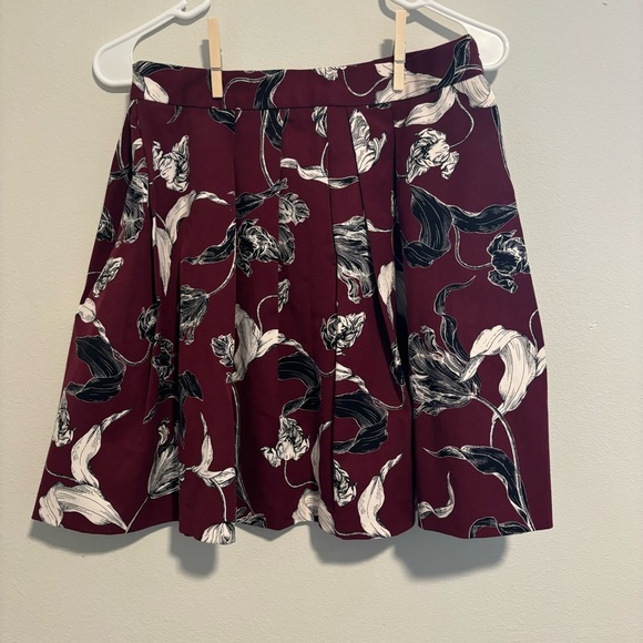 Banana Republic Floral Short A-Line Pleated Mini Skirt Size 4P - Picture 2 of 5
